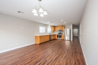 5016 Charlo Dr in Las Vegas, NV - Foto de edificio - Building Photo