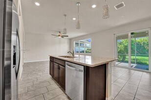 4764 Eucalyptus Dr in Hollywood, FL - Building Photo