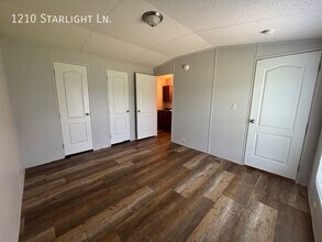 1210 NW Starlight Cir in Topeka, KS - Building Photo - Building Photo