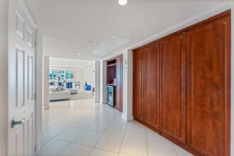 5005 Collins Ave in Miami Beach, FL - Foto de edificio - Building Photo