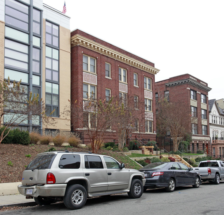 Chapin HEights in Washington, DC - Foto de edificio