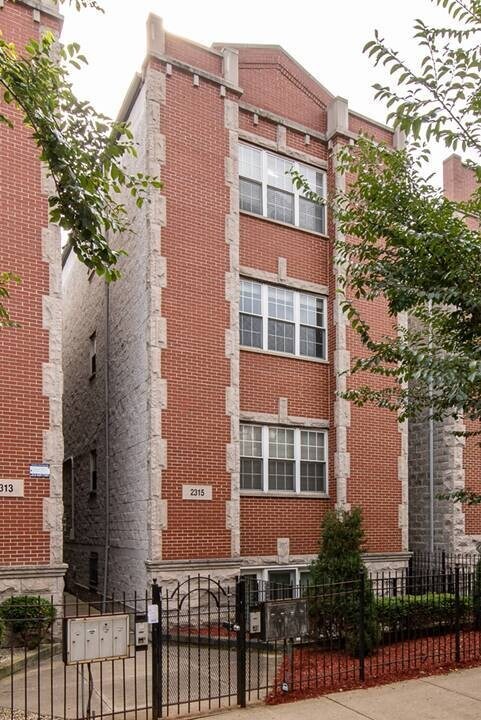 2315 W Harrison St in Chicago, IL - Building Photo