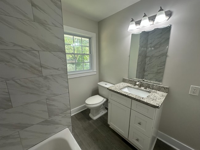 569 Woods Dr NW in Atlanta, GA - Building Photo - Building Photo