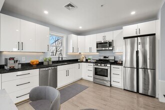 167 Charles St, Unit 4 in Waltham, MA - Building Photo - Building Photo