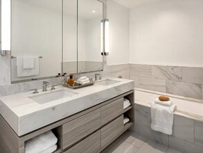 400 W 61st St in New York, NY - Foto de edificio - Building Photo