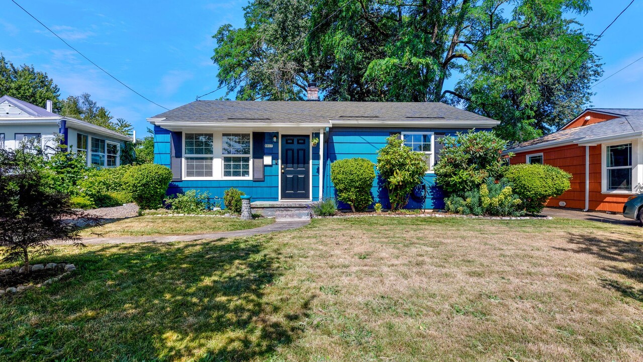 8807 N Wayland Ave in Portland, OR - Building Photo