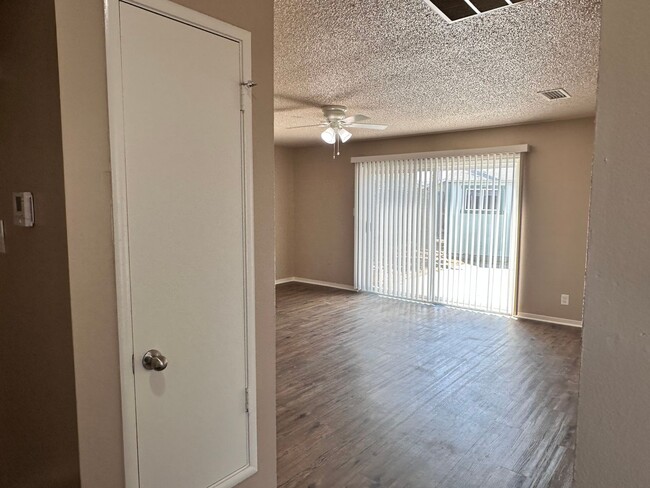 1385 Davis St in Hanford, CA - Building Photo - Building Photo