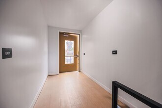 11435 Cumpston St-Unit -11435 Cumpston St. 301 in Los Angeles, CA - Foto de edificio - Building Photo