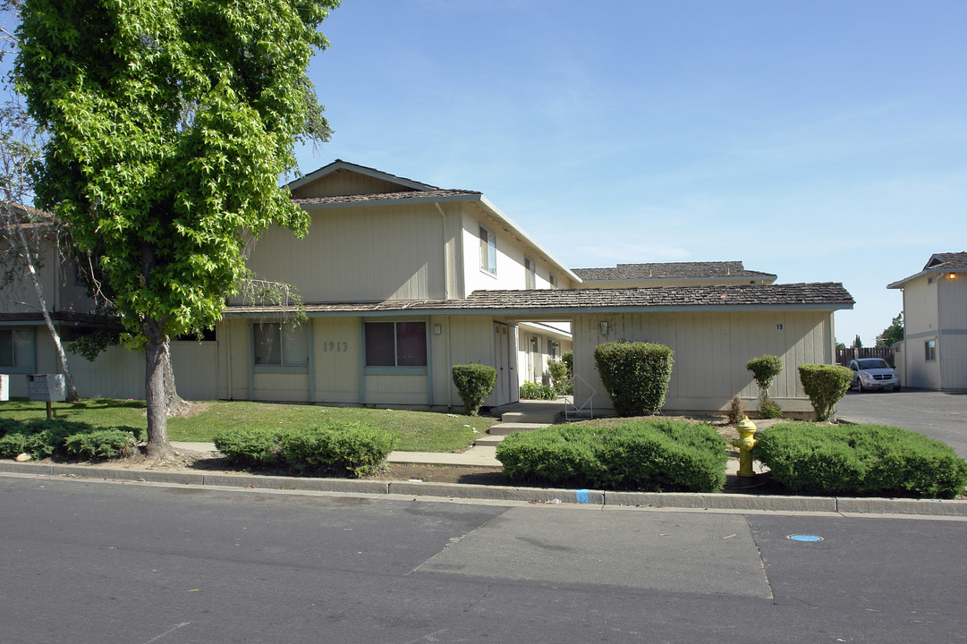 1913 Shadowbrook Dr in Merced, CA - Building Photo