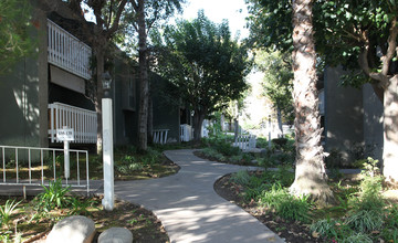 Park Victoria Apartments in Montebello, CA - Foto de edificio - Building Photo