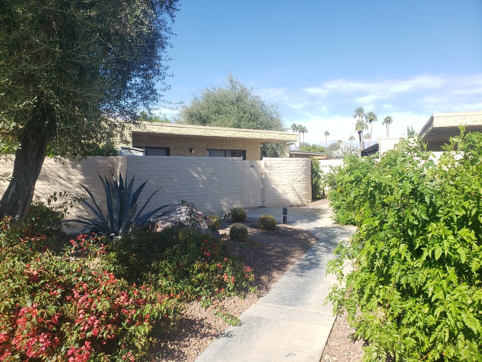 5843 Los Coyotes Dr in Palm Springs, CA - Building Photo