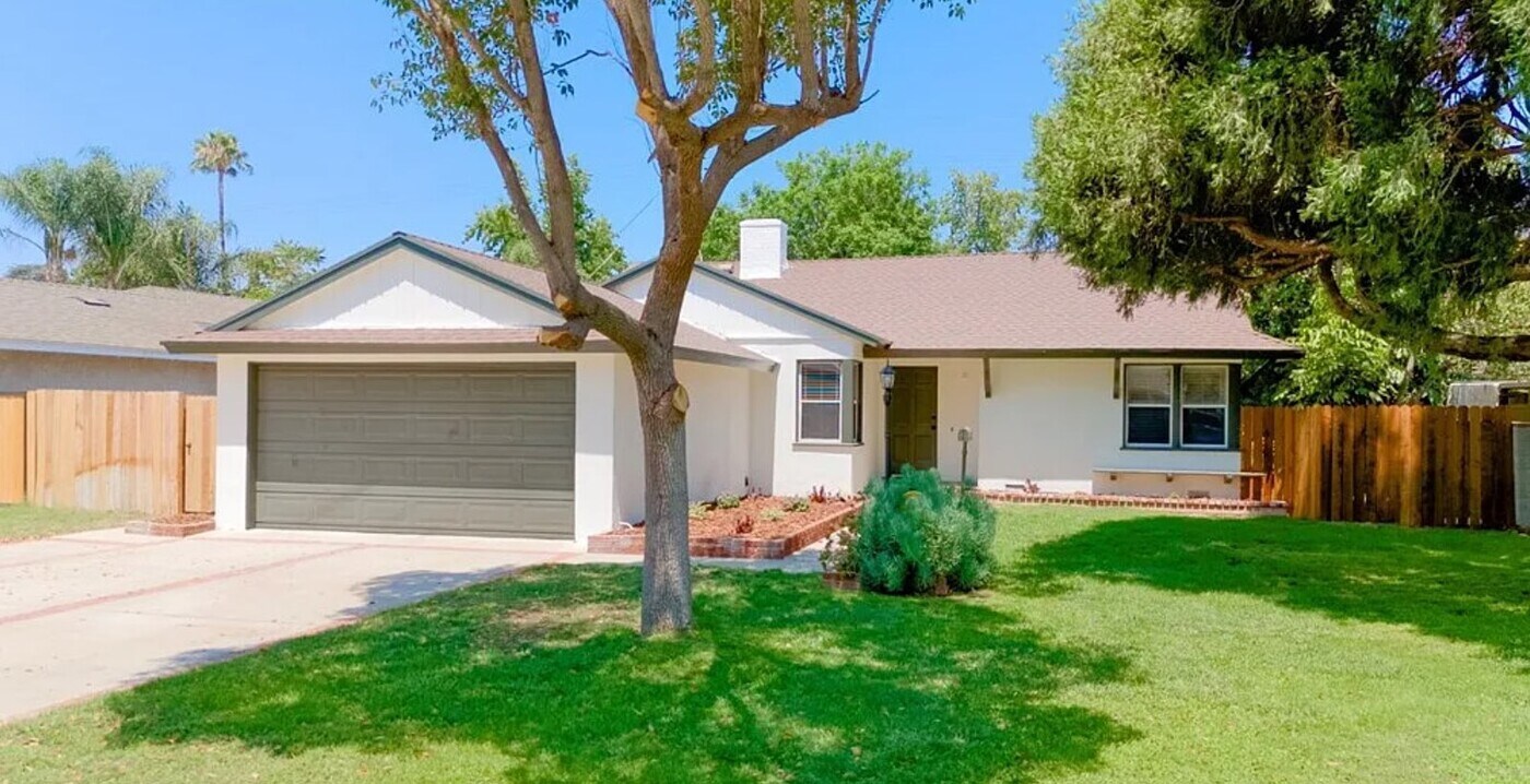 20323 Lorne St in Los Angeles, CA - Building Photo