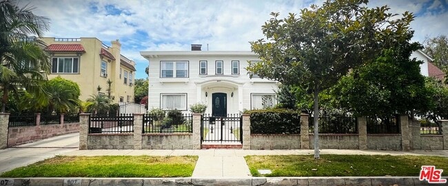 property at 907 Westchester Pl