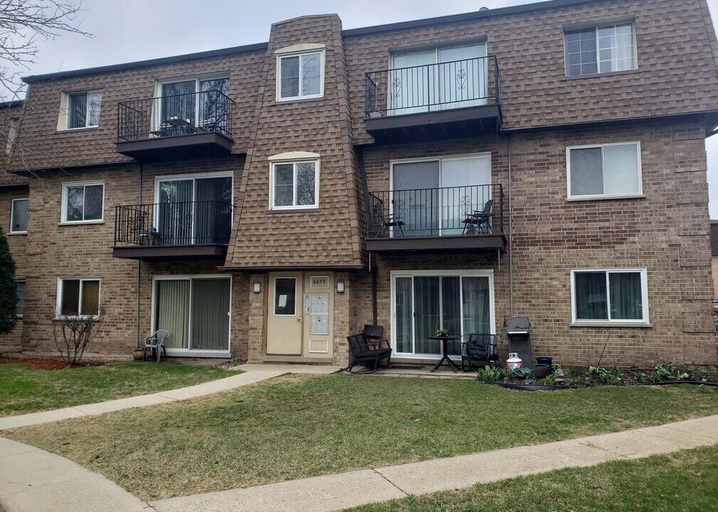 9475 Bay Colony Dr in Des Plaines, IL - Building Photo