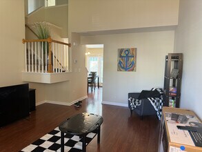 Room in Townhome on Averette Hill Dr in Raleigh, NC - Foto de edificio - Building Photo
