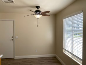 725 Greenwood Meadow Ln, Unit Unit 1 in Bakersfield, CA - Foto de edificio - Building Photo