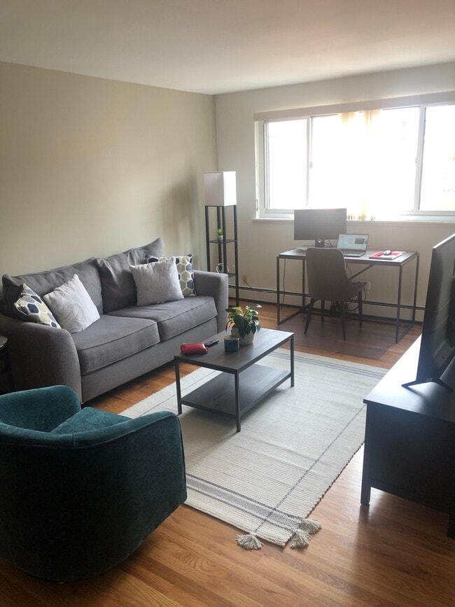 property at 515 W Wrightwood Ave