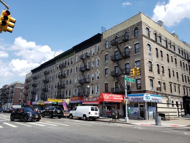 2085 Amsterdam Ave in New York, NY - Building Photo - Primary Photo