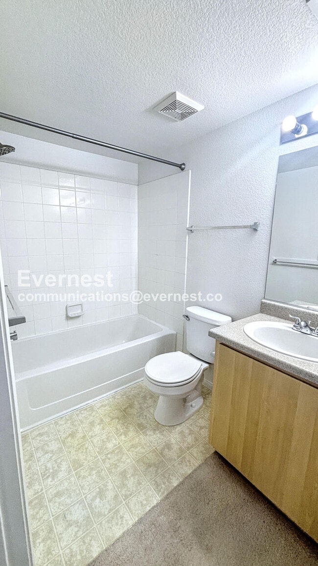 6955 N Durango Dr in Las Vegas, NV - Building Photo - Building Photo