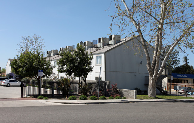 1398 East Ave in Turlock, CA - Foto de edificio - Building Photo