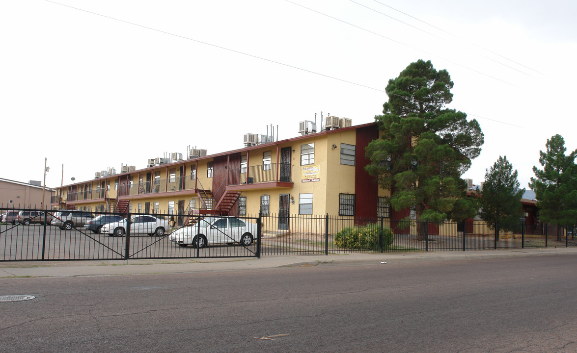 Maxwell Pines in El Paso, TX - Building Photo