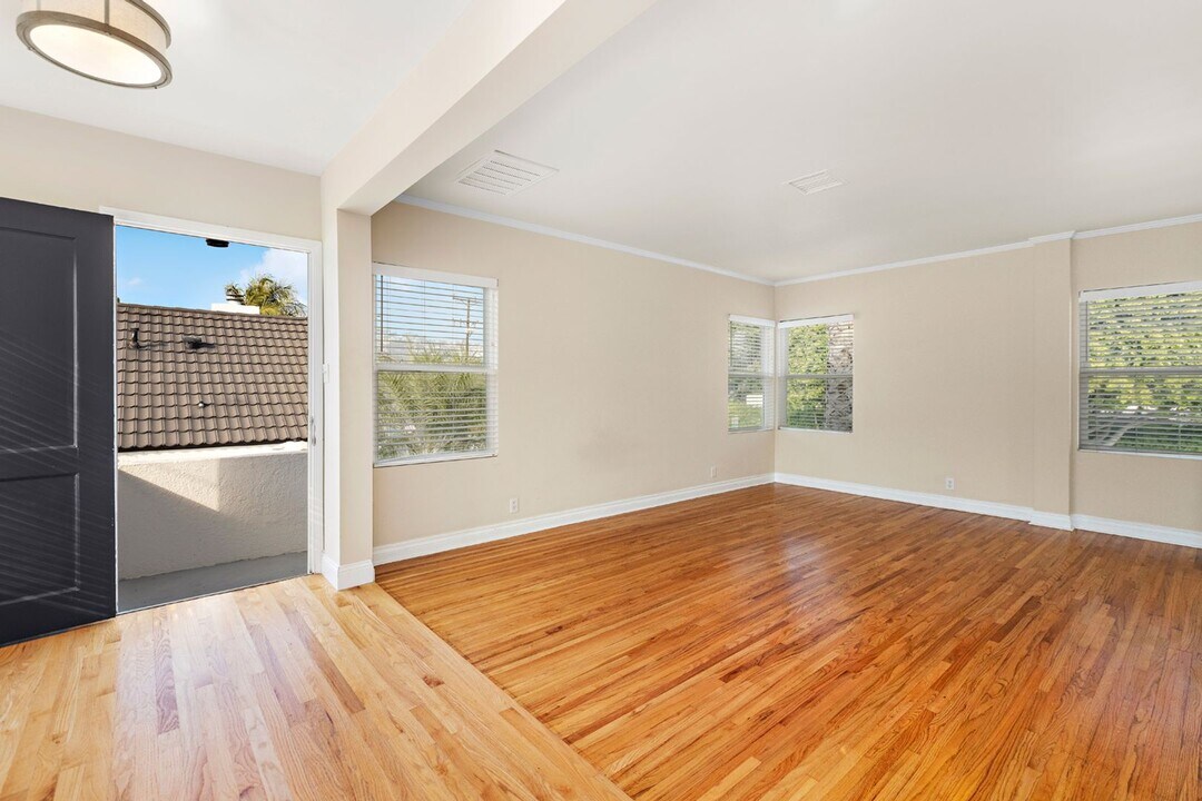 363 N Almont Dr in West Hollywood, CA - Building Photo