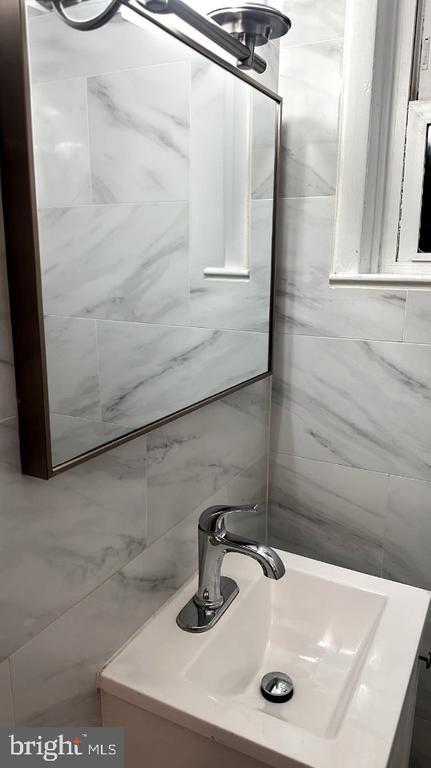 property at 24 W Hancock St