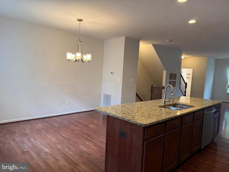 9105 Belo Gate Dr in Manassas Park, VA - Foto de edificio