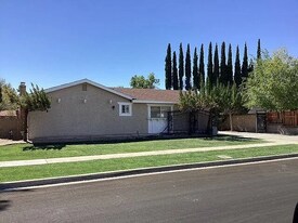540 Fairway Dr in Palmdale, CA - Building Photo