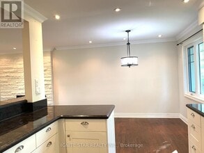 493 Pineland Ave in Oakville, ON - Building Photo - Building Photo