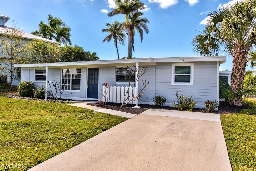 1824 Harbor Ln in Naples, FL - Building Photo