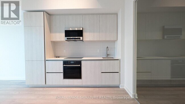 120 Broadway Ave in Toronto, ON - Building Photo - Building Photo