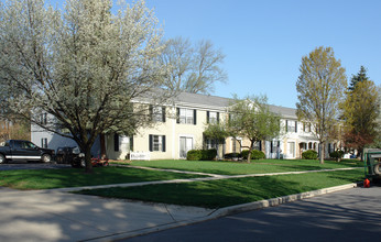 New England Apartments in Sylvania, OH - Building Photo - Building Photo