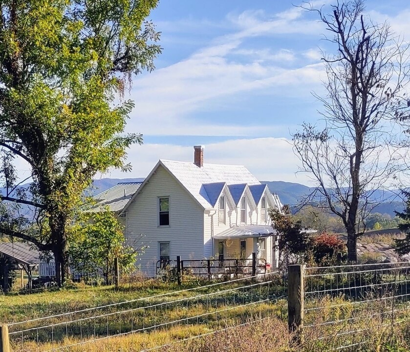 19427 Saturn Dr in Abingdon, VA - Building Photo