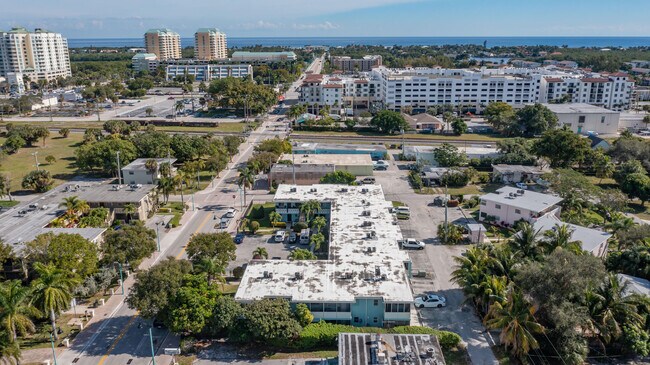 306 E Ocean Ave in Boynton Beach, FL - Foto de edificio - Building Photo