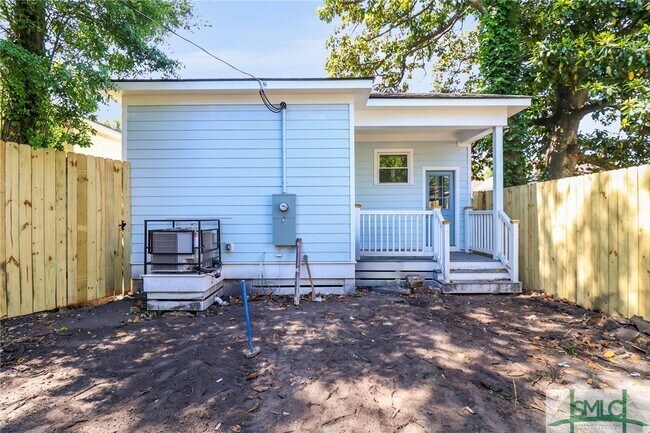 property at 826 W Victory Dr
