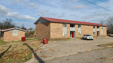 800 W Washington St in Clarksville, TX - Building Photo - Building Photo