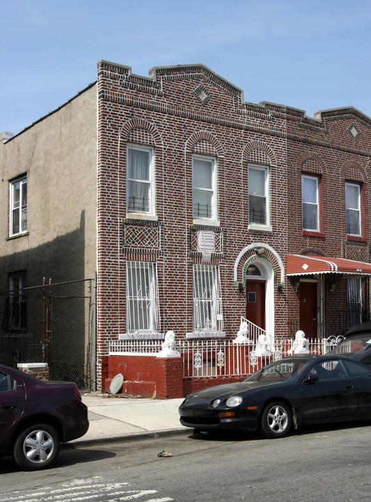 2236 Strauss St in Brooklyn, NY - Foto de edificio