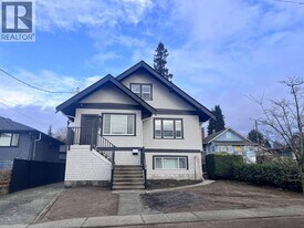 5xx E 9th St in North Vancouver, BC - Building Photo