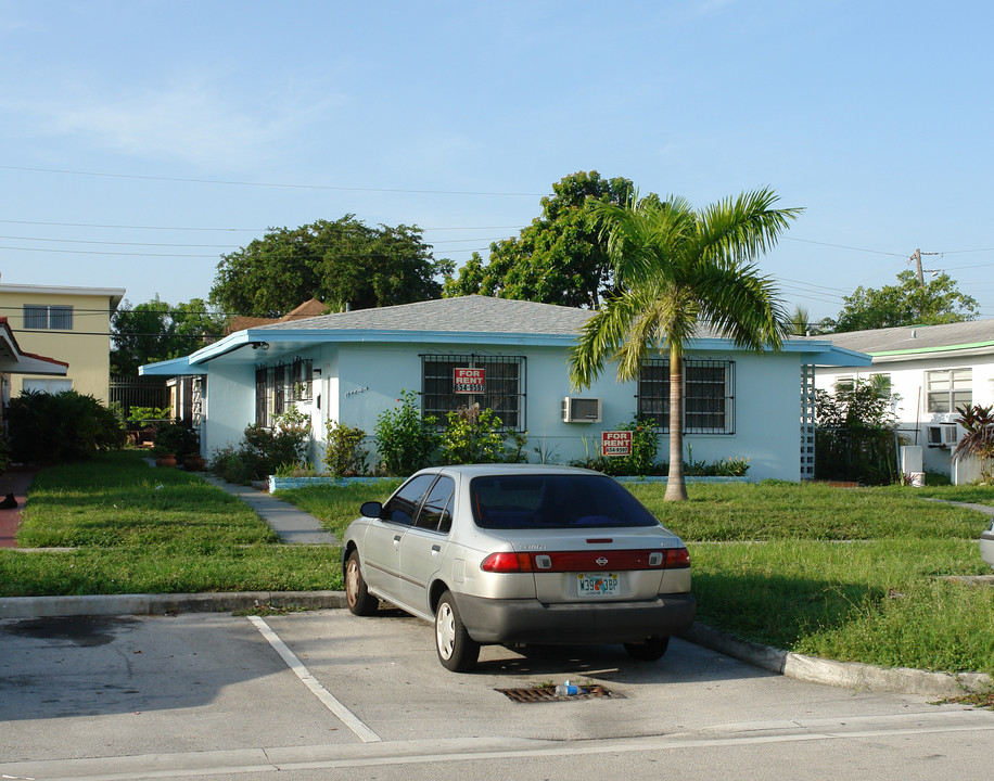 1940-1944 NE 168th St in Miami, FL - Building Photo