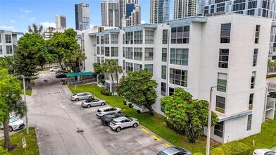 17620 Atlantic Blvd in Sunny Isles Beach, FL - Building Photo - Building Photo