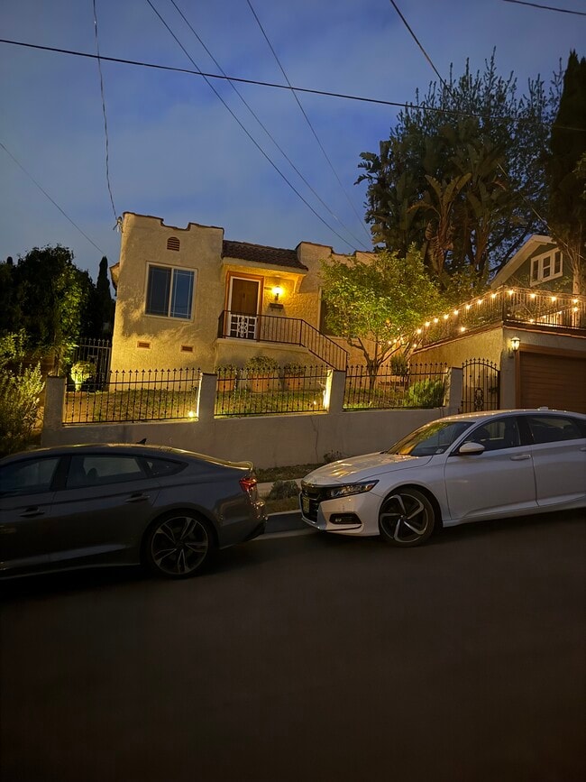 1585 Curran St in Los Angeles, CA - Building Photo - Building Photo