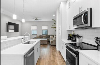 1330 W Gray St in Tampa, FL - Building Photo - Building Photo