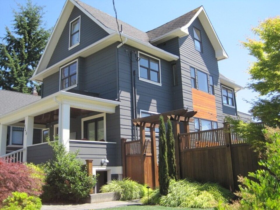 549 NE 79th St in Seattle, WA - Building Photo