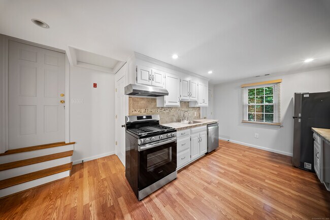 83 Perry Ave in Norwalk, CT - Building Photo - Building Photo
