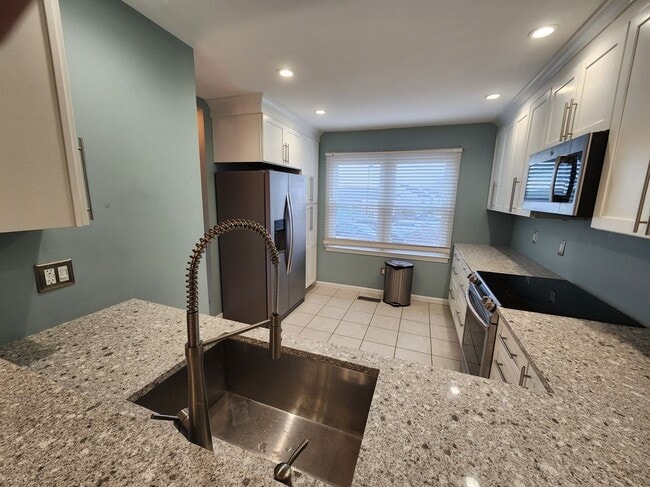 55 Mill Plain Rd in Danbury, CT - Building Photo - Building Photo