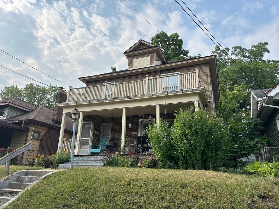 1626-1626 Wealthy St SE in East Grand Rapids, MI - Building Photo