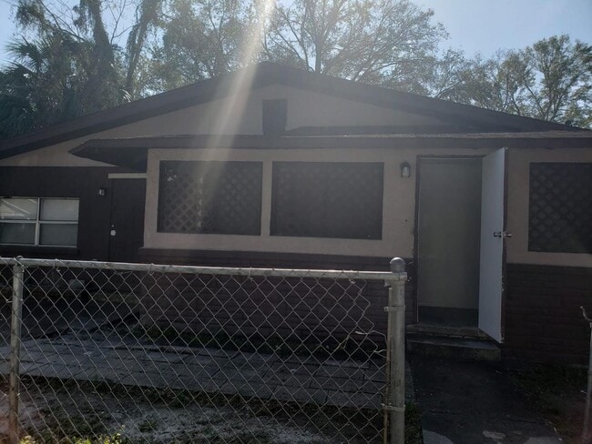 property at 414 W 7th St