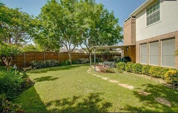 120 Stonecreek Dr in Irving, TX - Foto de edificio - Building Photo
