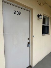 200 Ashbury Rd in Hollywood, FL - Building Photo - Building Photo